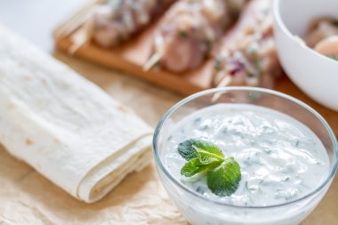 Tzatziki sos ve et için kebap