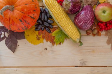 Ahşap üzerine sonbahar sebze