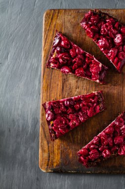 Peynirli kek dilimleri ile kiraz tepesi