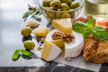 Meze - peynir, baget, jambon