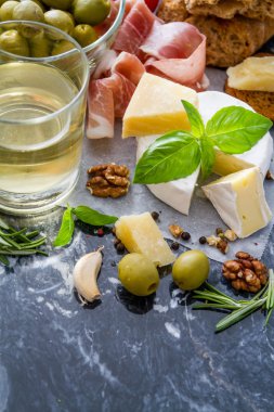 Meze - peynir, baget, jambon