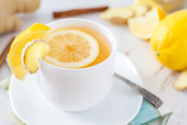 Bitki çayı zencefil ve limon dilimleri ile