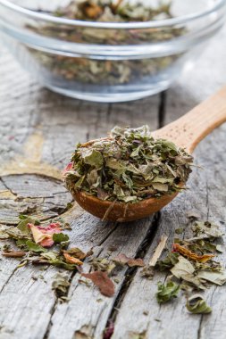Tahta kaşık kuru bitkisel çay