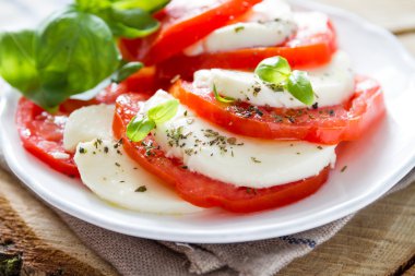 Beyaz tabakta Caprese salatası