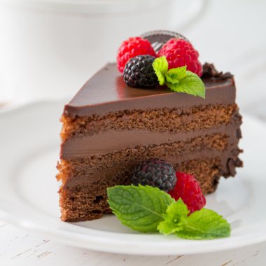 Beyaz tabakta çikolatalı pasta.