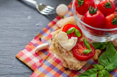 Sandviç caprese salatası malzemeler ile