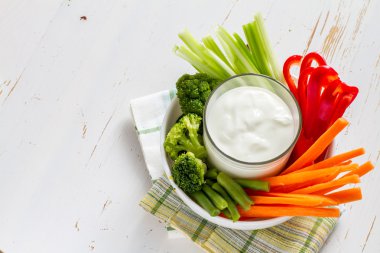 Kase sebze ve yoğurt sos ile