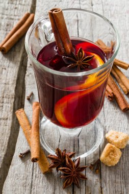 Mulled şarap ve malzemeler