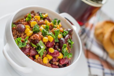 Chili con carne beyaz kase