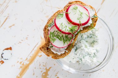 Bruschetta süzme peynir ve turp