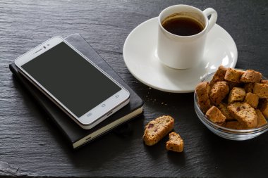 İş aperatif karanlık taş zemin üzerine