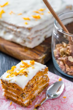 Havuç kek dilimi ceviz ile