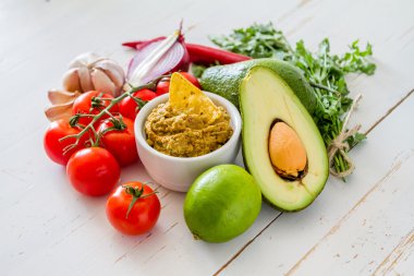 Guacamole sos ve malzemeler