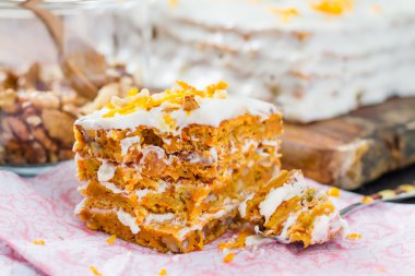 Havuç kek dilimi ceviz ile