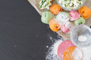 Renkli mantı hazırlık