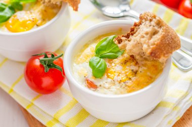 Ekmek ile ramekins içinde yumurta cocotte