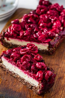 Cheesecake dilim vişneli tepesi ile