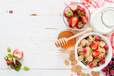 Kahvaltı - tahıl, çilek