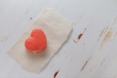 Kalp şeklinde acıbadem kurabiyesi