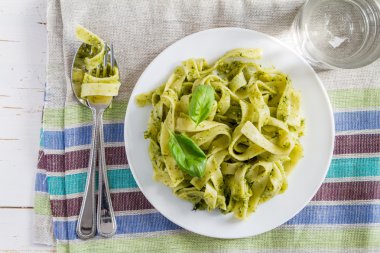 Pesto soslu Tagliatelle makarnası.