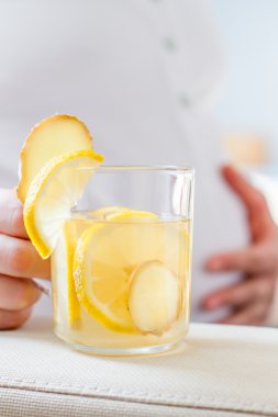 Zencefil ve limon çayı tutan hamile