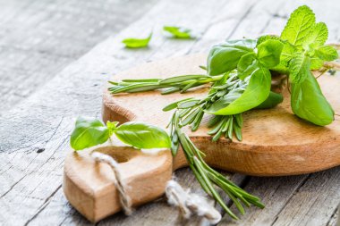 Ahşap arka plan üzerinde aromatik otlar