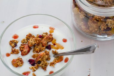 Kahvaltı - granola, yoğurt ve reçel