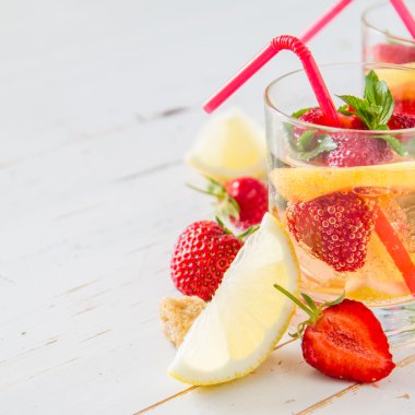 Çilek limonata ve malzemeler