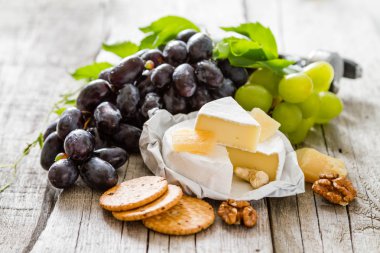 Meze - peynir şarap üzüm fındık