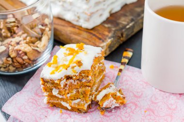 Havuç kek dilimi ceviz ile