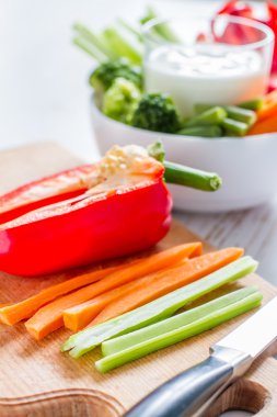 Kase sebze ve yoğurt sos ile