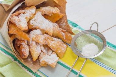 Melek kanatları kağıt koni