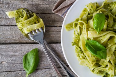 Pesto soslu Tagliatelle makarnası.