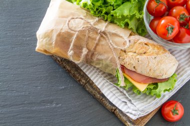 Sandviç salata ve domates ile