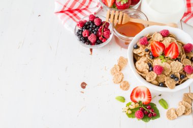 Kahvaltı - tahıl, çilek