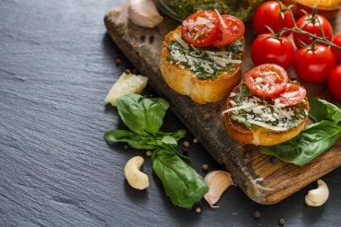 pesto ve domates Bruschetta