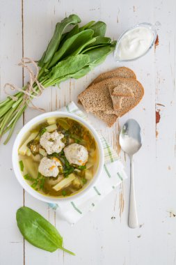 Kuzukulağı çorbası köfte ile