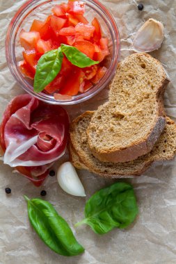 Fesleğenli domates bruschetta yapraklar