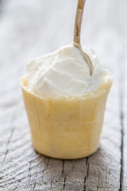 Dondurma rustik ahşap zemin üzerine