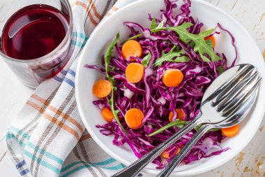 Havuç ile kırmızı lahana salatası