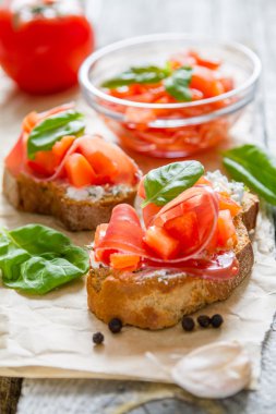 Fesleğenli domates bruschetta yapraklar