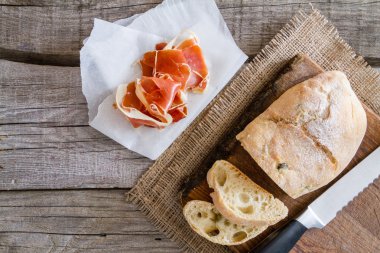 meze - ciabatta, jambon, fesleğen, domates