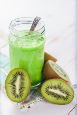 kivi dilimleri ve suyu