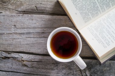 Sabah snack rustik ahşap zemin üzerine