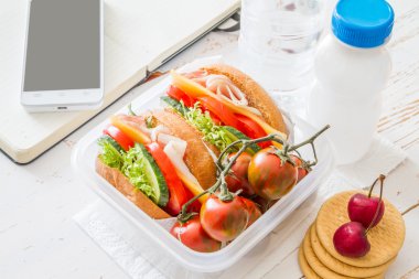 Yoğurt ve meyve ile öğle yemeği kutusu