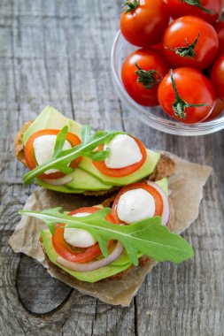 Avokado ile yaz sandviç