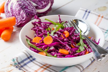 Havuç ile kırmızı lahana salatası