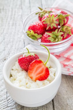 Çilekli süzme peynir.