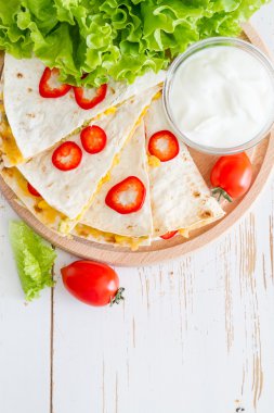 Quesadilla dilimleri ile salata
