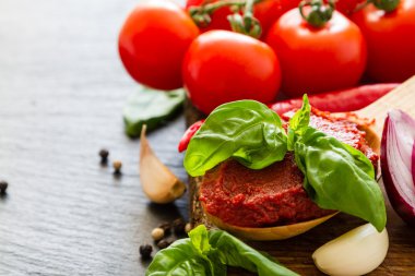 domates sosu malzemeler